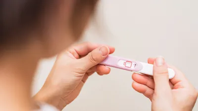 【医師監修】妊娠検査薬はいつから使える？正しく反応する確率は？仕組み・使い方なども解説！