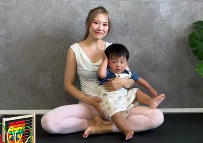 秋のスキンシップ時間に◎おうちでできる「親子密着あったかヨガ」