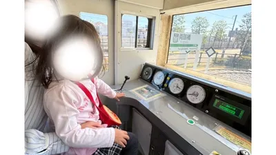 運転席に座って運転士気分。小さい子は運転席での記念撮影も楽しめます
