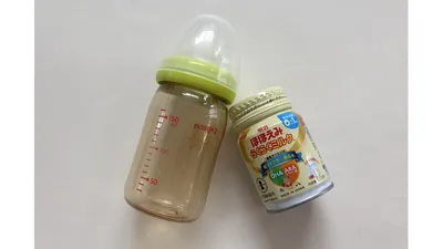 お出かけ用に準備した哺乳瓶と粉ミルク。授乳方法に合わせてそろえます