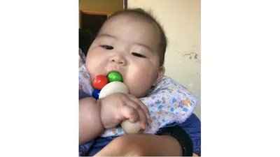 ティキを握っている場面