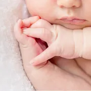 「寝てばかりだけど大丈夫？」新生児の睡眠と正しい見守り方