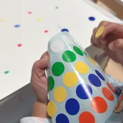 シール遊びで「色の理解」がぐんぐん育つ！おうち知育が1分でできる神アイデア