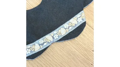黒い生地のスタイに、手芸店で購入したインド刺繍リボンを縫い付けました