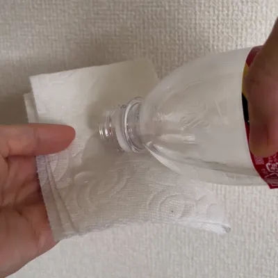 炭酸水で醤油のシミや手垢を落とす！
