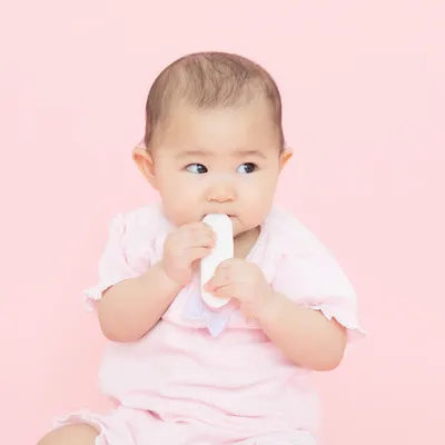 【管理栄養士監修】離乳食の手づかみ食べ|月齢やレシピは?