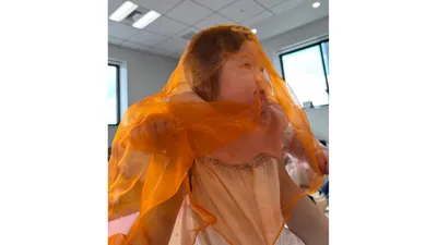 赤ちゃんが夢中になる！リトミックシフォンスカーフを使ったおもちゃ