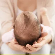 赤ちゃんの絶壁は自然に治る？家庭でできるケアと治療の目安