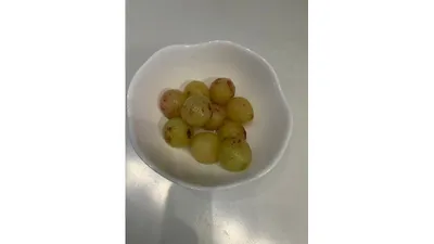 息子が自分で剥いた巨峰。器いっぱいに並べて食べるのが楽しみに