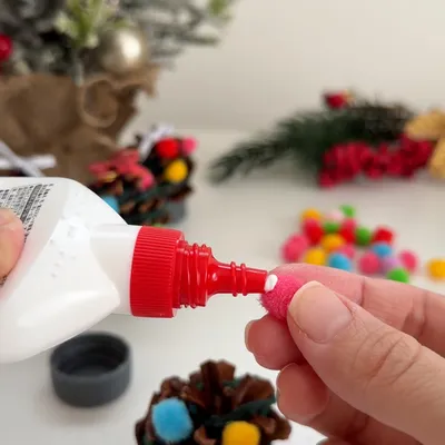 松ぼっくりと毛糸で小さなツリーを作る段取り