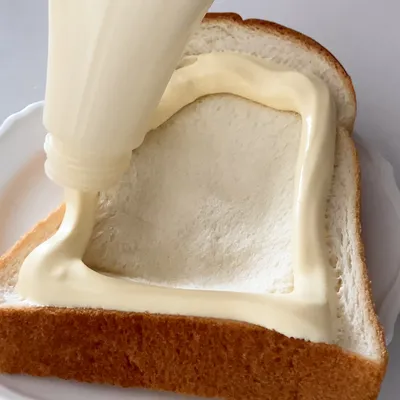 マヨで土手を作って卵をのせるだけ