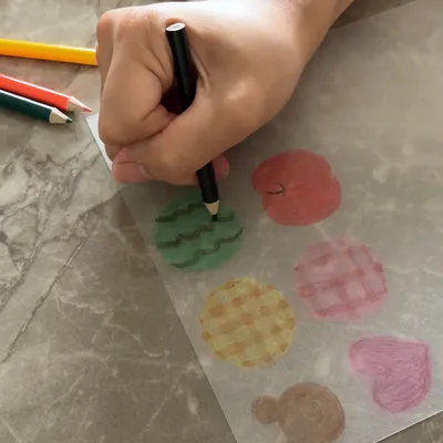 プラバンで子どもの絵がボタンに変身