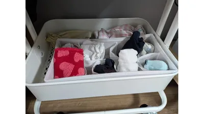ワゴンの中を仕切って、洋服や靴下をアイテムごとに分けて収納しています