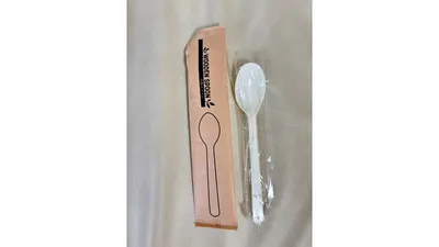 個包装の使い捨てスプーン。ウェットティッシュと一緒にカバンへ