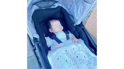 レンタルしたベビーカーで眠る娘。実際に使ってみると、自分の「譲れないポイント」が見えてきました