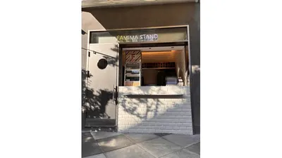 店舗に併設された「FAMIMA STAND」。白いタイルのカウンターが目印