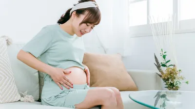 【医師監修】妊娠中期の引っ張られるような痛みは大丈夫？考えられる原因や対処法を解説！