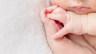 「寝てばかりだけど大丈夫？」新生児の睡眠と正しい見守り方