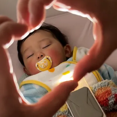 今だけの寝顔をエモい一枚に残すコツ