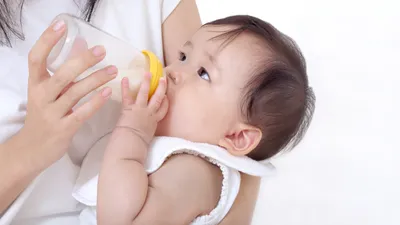 【新生児】ミルクを飲んでも寝ない…。理由とすぐにできる対処法を紹介