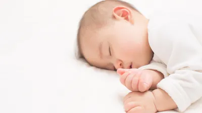 【生後1ヶ月】寝ないのは普通?昼夜逆転の理由とできる工夫を解説