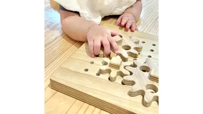 児童館の木のパズルに夢中。家にはないおもちゃを試せます