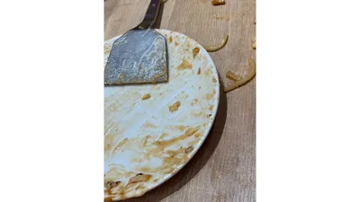 食後のお皿のまわり。自分で食べ始めた時期はこぼれる量も増えました