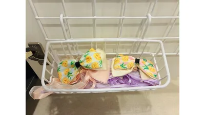 ワイヤーバスケットにはリボンやヘアピンをまとめて収納
