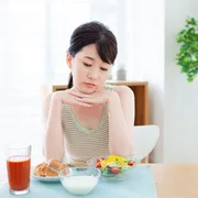妊娠初期に食欲がなくなる原因は？対処法や赤ちゃんへの影響も解説