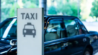 抱っこ紐でのタクシーの乗り方は？シートベルトの付け方や注意点を解説