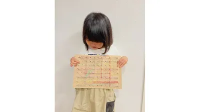 ピンを立てた板に輪ゴムをかけるゴムかけ。材料は100円ショップでそろいます
