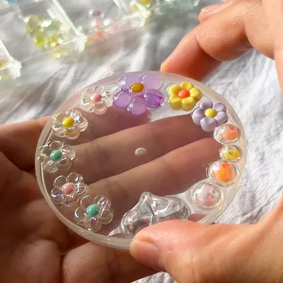 綿棒のふたで作るきらきらメダル