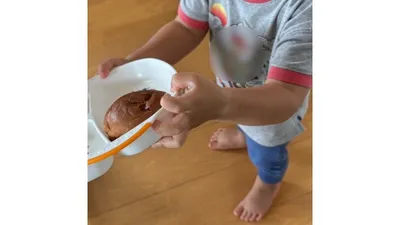 自分のスプーンをテーブルへ。どこに置くかを考える経験にもなります
