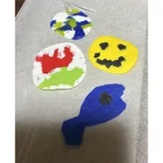 捨てる前に工作！ペットボトルキャップのカラフルプレート｜子どもがデザイン
