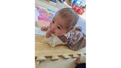 周りの子の動きに刺激を受けて、初めての寝返りにも成功しました