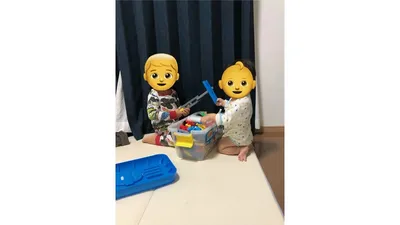 お兄ちゃんのそばで、下の子もブロックをつかんで一緒に遊びます