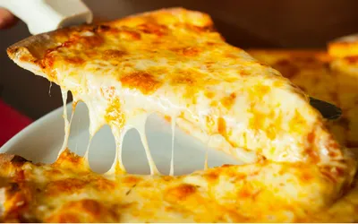 妊婦はピザを食べてもいい?妊娠中にピザを食べるときの注意点やメリットについて解説