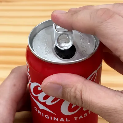 缶をこすって、炭酸の噴き出しを防ごう!