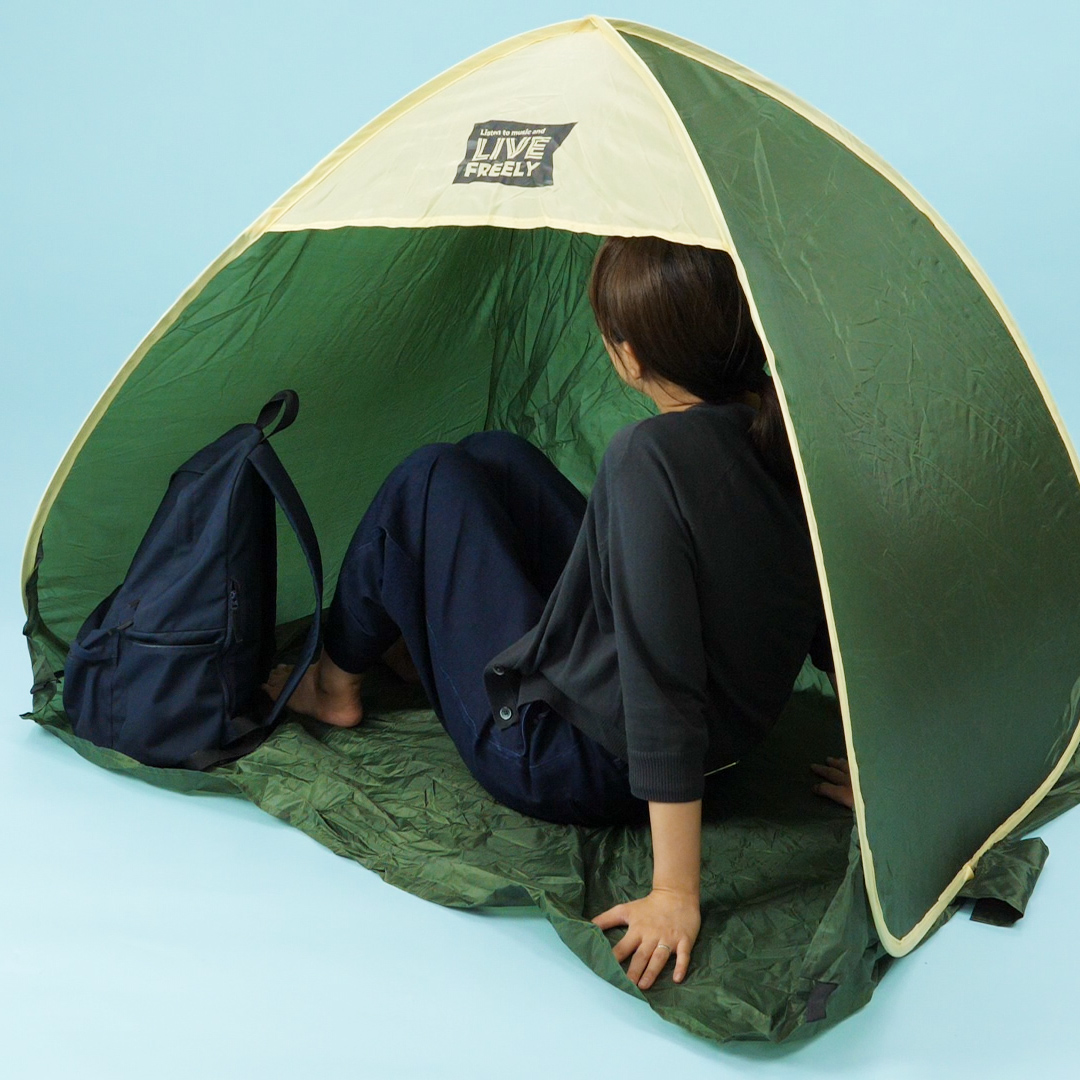 持ち運びらくらく 3coinsの 一瞬で日除けになるテント | トモニテ