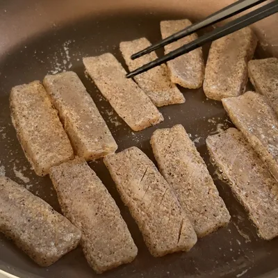 こんにゃくが牛タン風や鶏皮風のおつまみに!