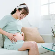 【医師監修】妊娠中期の引っ張られるような痛みは大丈夫？考えられる原因や対処法を解説！