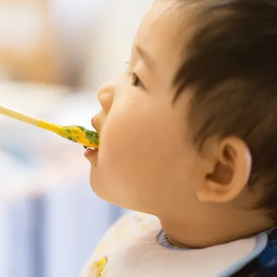 離乳食初期(生後5〜6ヶ月)の進め方スケジュール!レシピも紹介【管理栄養士監修】