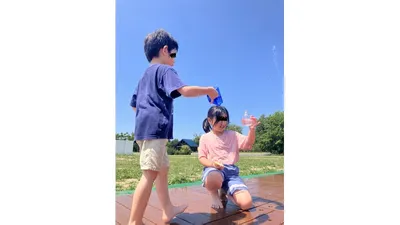 水遊びを楽しむ子どもたち。身近な準備と観察で、夏のお出かけを安心して楽しめます