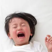 3歳の夜泣きはなぜ起きる？原因・対処法・親子でラクになるコツまで解説