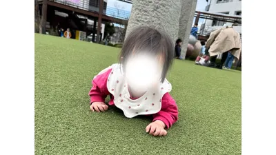 芝生の広場でハイハイ。汚れても着替えがあれば安心です