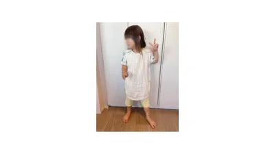 半袖半ズボンのパジャマの上に4重スリーパーを着た3歳の娘