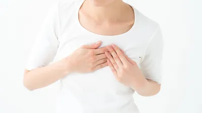 排卵日に乳首が痛くなるのはなぜ?よくある症状・病院に行く目安も解説