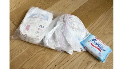 おむつとおしりふきを保存袋に。空気を抜けばかさばらず、荷物をコンパクトにできます
