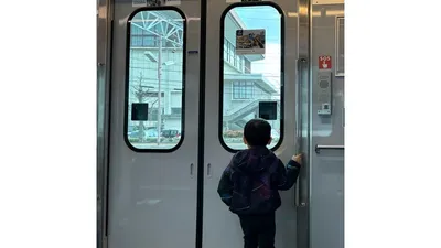 ドア付近で外を眺める息子。立っているほうが落ち着くこともあります