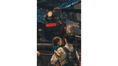 転車台回転・汽笛吹鳴実演。大きな音にびっくりしつつも、食い入るように見ていました